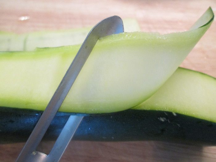 Рулет из курицы в цукини