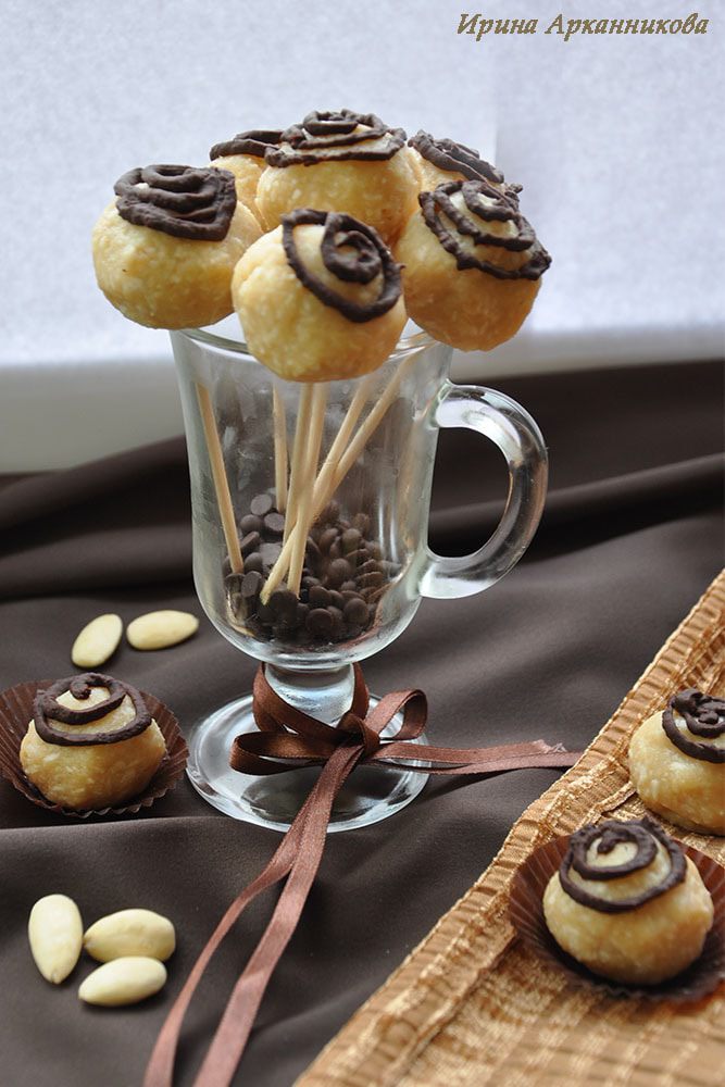 Кокосовые конфеты с печеньем и миндалем