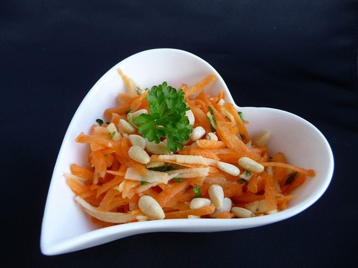 Салат из моркови и яблок с орехами