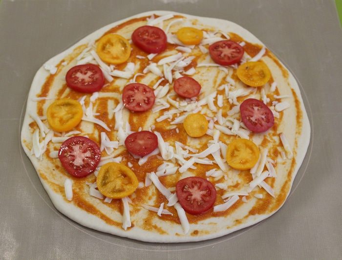 Пицца с сыром скаморца