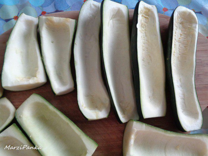 Фаршированные лодочки из цукини с двумя видами начинки