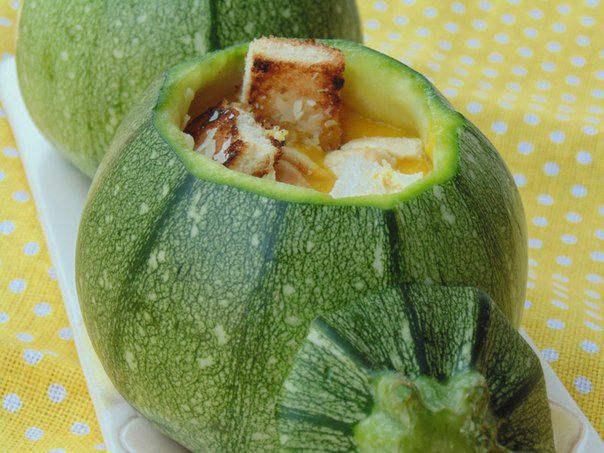 Cуп-пюре с курицей, овощами и пармезановыми гренками