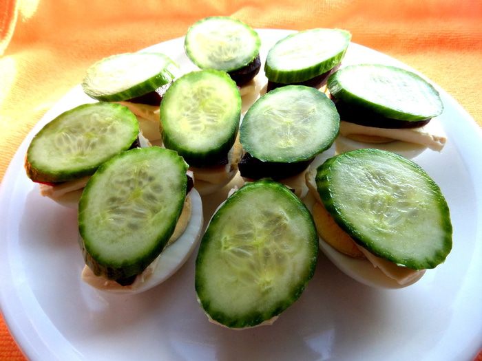 Рыбное канапе на маринованных яйцах