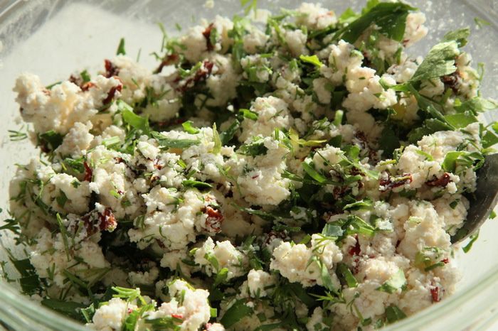 Куриная грудка с брынзой под белковой шапочкой