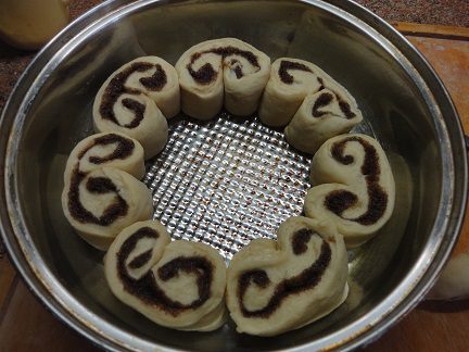 Плюшки с корицей в сахарной глазури