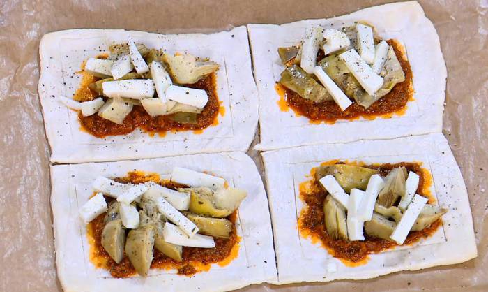 Тарталетки с козьим сыром, артишоками и соусом песто 