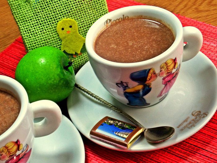 Горячий шоколадный напиток с корицей