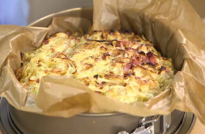 Быстрый пирог с ветчиной, луком и сыром 