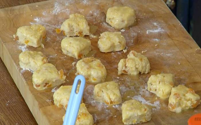 Булочки с курагой и имбирным вареньем