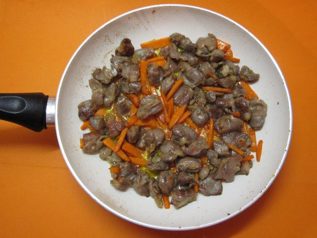 Куриные желудочки в сметане