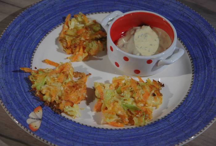 Капустные оладьи с морковью и луком-пореем 