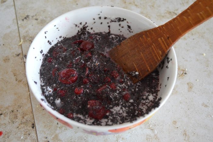 Сдобный пирог с вишнями и маком