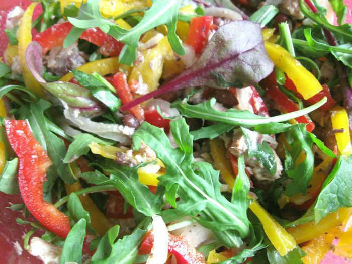Салат с сардинами, фундуком и руколой