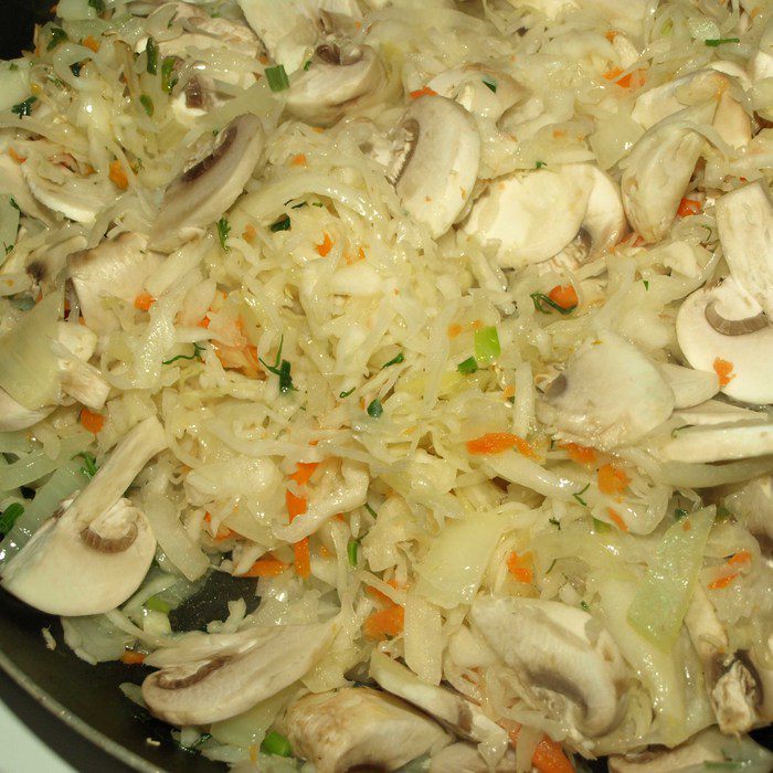 Постные щи из квашеной капусты с шампиньонами