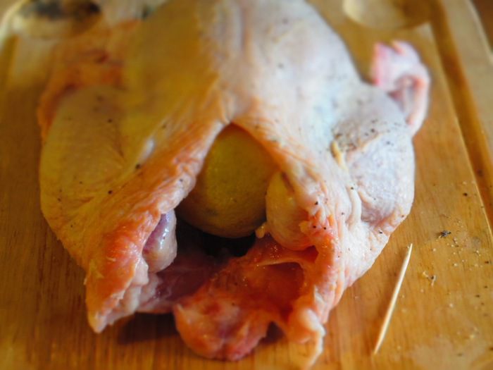 Курица, фаршированная лимонами