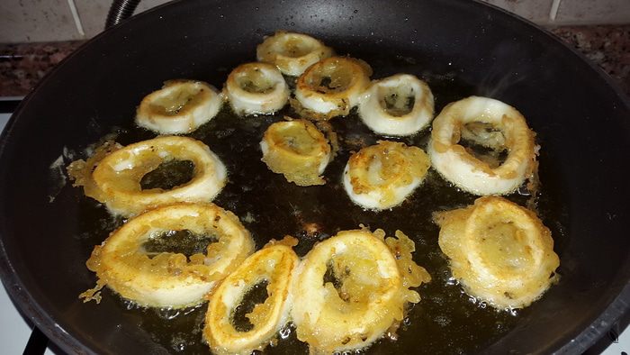 Кальмары в кляре с постно-чесночным соусом