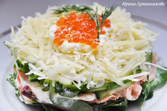 Салатный микс с семгой и икрой
