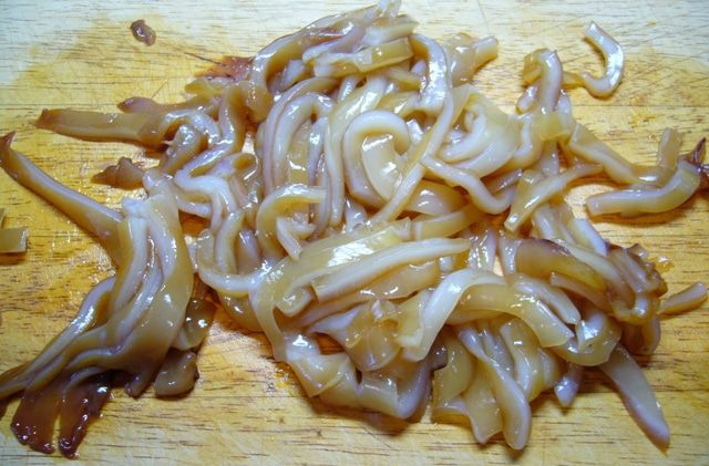 Картофельные мини-кугели с кальмарами и маринованным луком