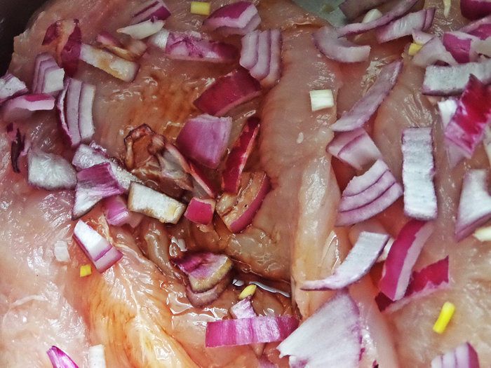 Филе под сметаной с луком