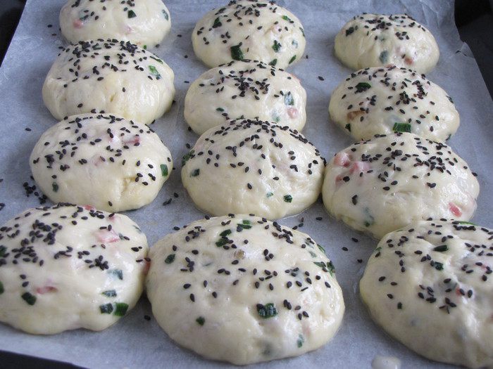 Булочки с зеленым луком и ветчиной