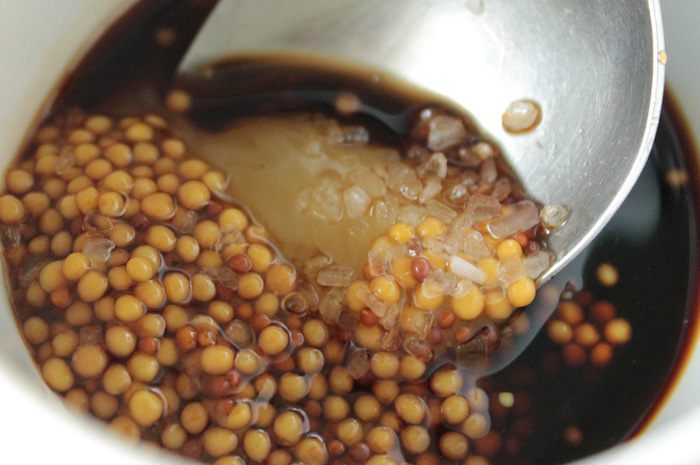 Мясо со смородиной в горшочке