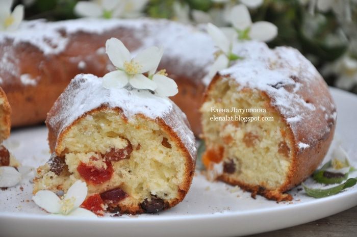 Творожный кекс с вяленой вишней, клюквой и изюмом