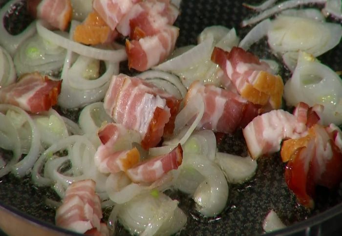 Теплый салат с куриной печенью, тыквой и копченой грудинкой 