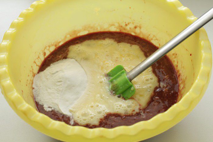 Печеночные оладьи с брусничным соусом