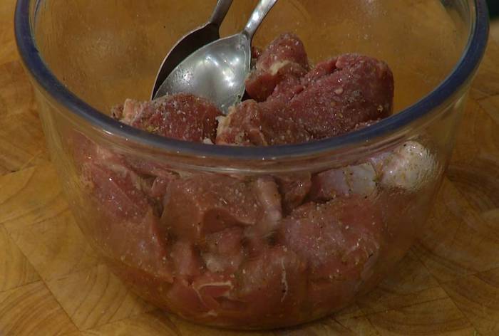 Маринованная ягнятина с артишоками и зеленым горошком