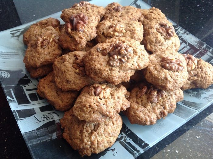 Шоколадное печенье с орешком