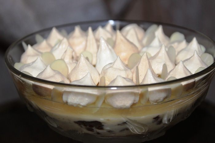 Шоколадно-ананасовый десерт с меренгами