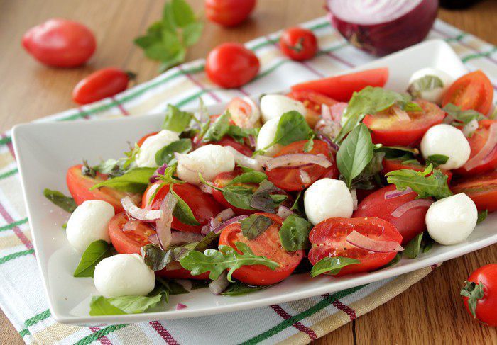 Салат с помидорами, моцареллой и руколой