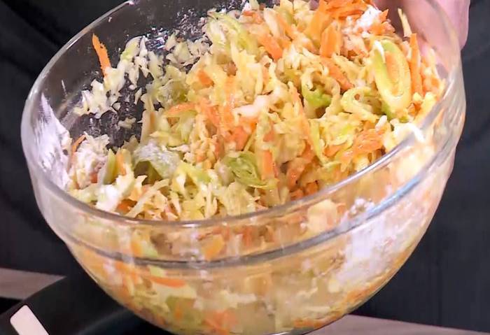 Капустные оладьи с морковью и луком-пореем 
