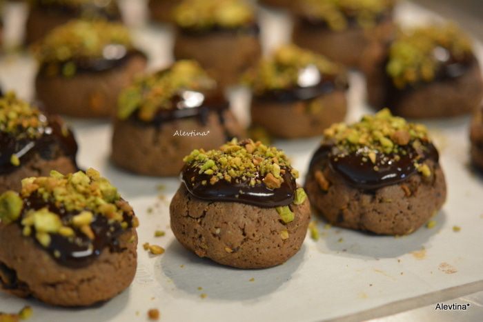 Печенье шоколадное с фисташками