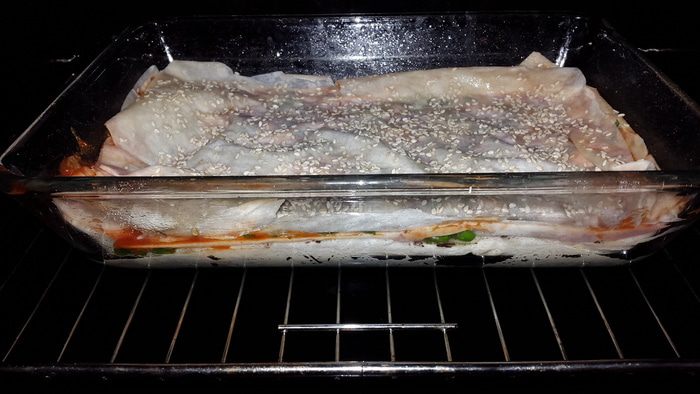 Лаваш, запеченный с оливковой пастой, томатным соусом, зеленью и кунжутом