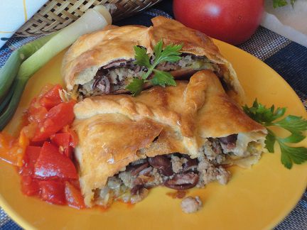 Пироги с мясом, капустой и фасолью