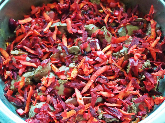 Куриная печень с овощами и гречкой