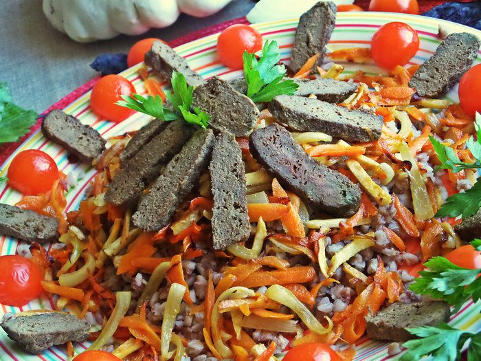 Печенка с овощами и гречкой