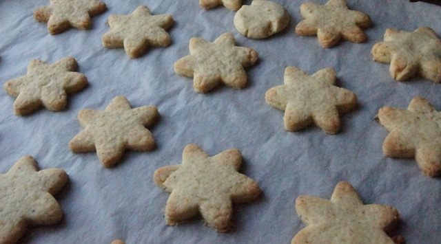 Рассыпчатое печенье с ромашкой и лимоном