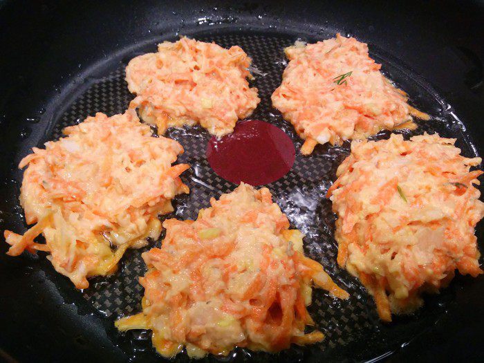 Морковно-луковые оладья с лососем