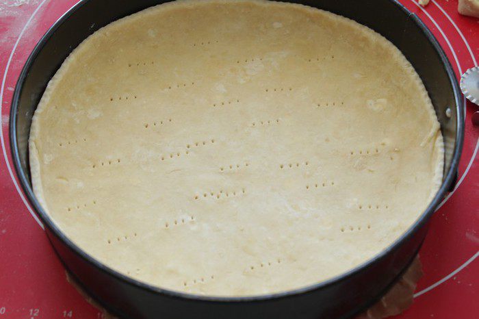 Киш с копченой курицей и луком-пореем 