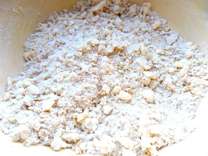 Фруктовый салат с овсяной крошкой и сгущенкой