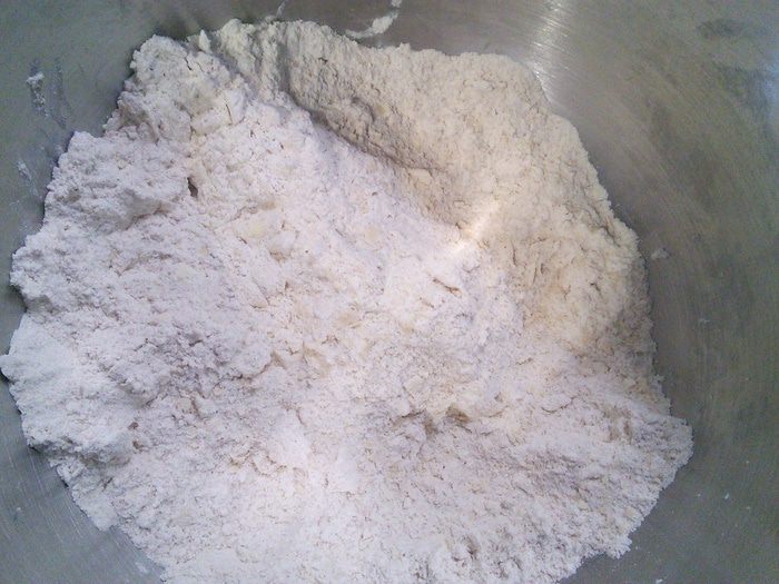 Сырные сконы с оливками и вялеными томатами 