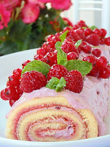 Нежный рулет с брусничным кремом и маршмеллоу
