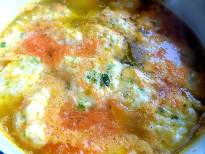 Куриный суп с рисово-сырными клецками