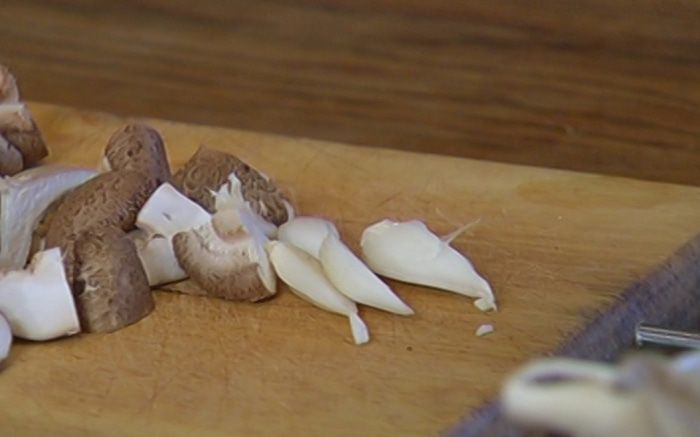 Жареные грибы на тостах 