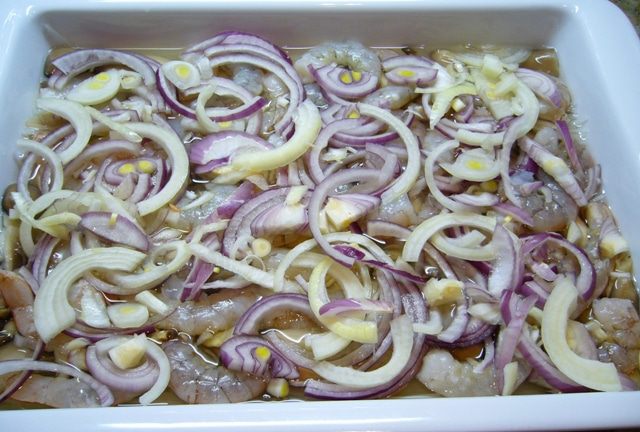 Креветки с грибами и рисовой лапшой