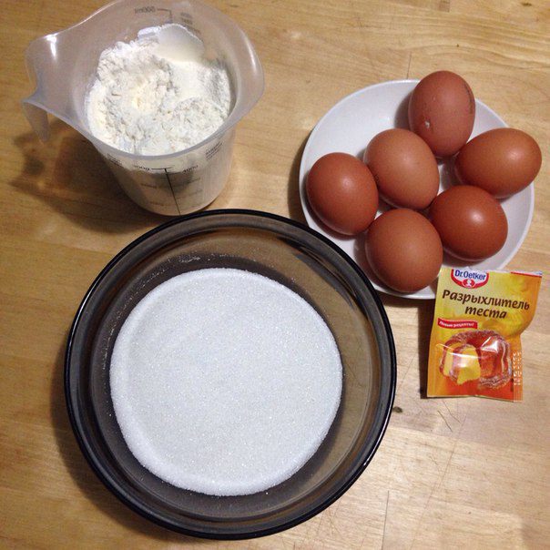 Торт из бисквита с клубничной пропиткой, клубникой и сливками