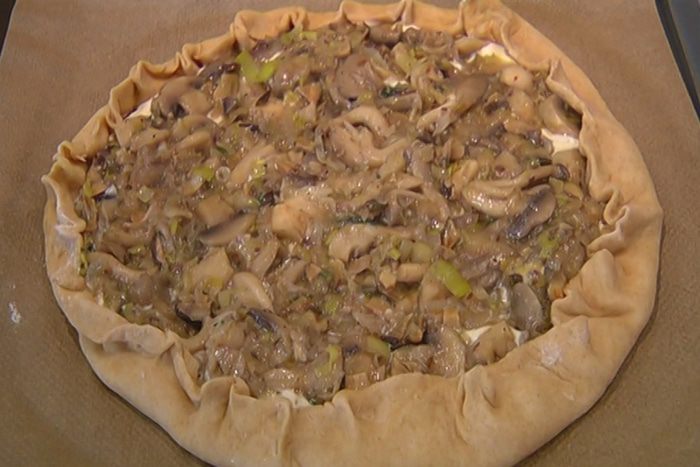 Галета с грибами, творогом и луком-пореем