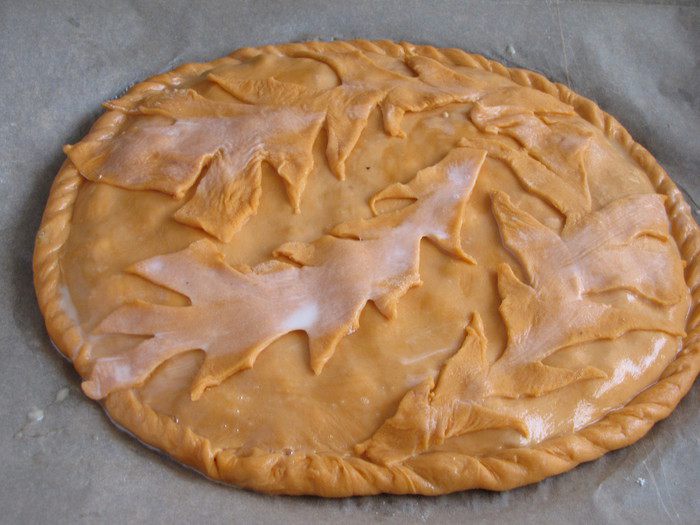 Пирог с мясом и тыквой на томатном тесте